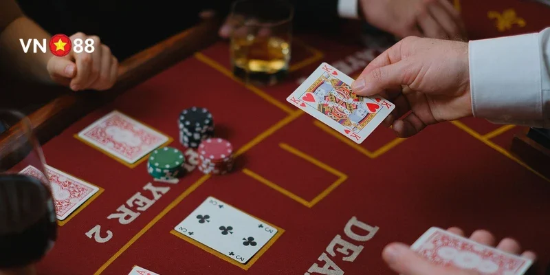 Nhiều người chơi có thể dùng chiến thuật "nhả rác" hợp lý để lừa đối phương hoặc giữ bài chặt chẽ để không bị mất điểm.